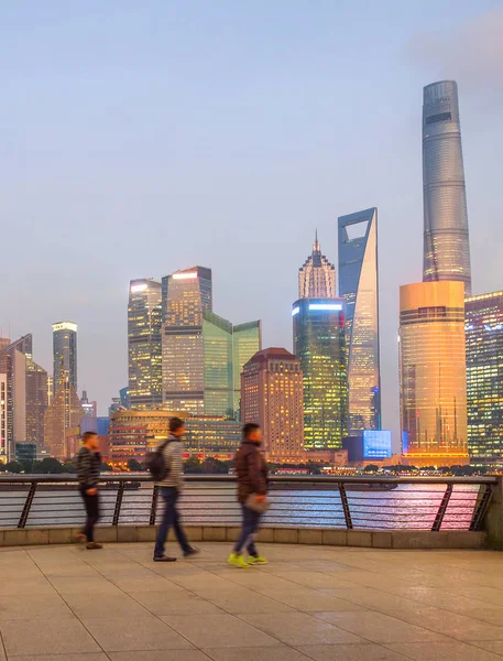 Pessoas Caminhando Aterro Desfrutando Iluminado Noite Shanghai Vista Cityscape China — Fotografia de Stock