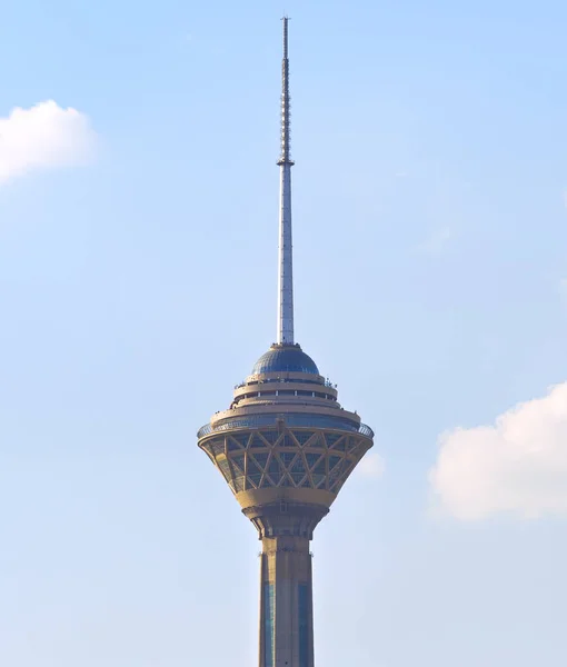 Mavi Gökyüzü Bulutlar Dayime Ile Milad Kulesi Tahran Iran — Stok fotoğraf