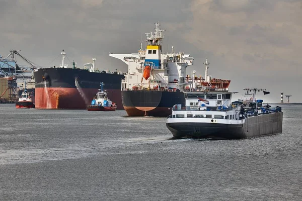 Scheepsverkeer Drukke Rotterdamse Haven Groot Olietankschip Komt Haven Binnen — Stockfoto