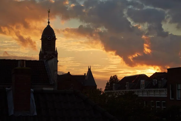 教堂塔剪影与戏剧性的夕阳的天空 — 图库照片