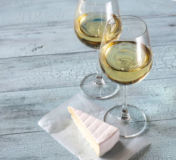 Twee Glazen Witte Wijn Met Brie Houten Achtergrond — Stockfoto