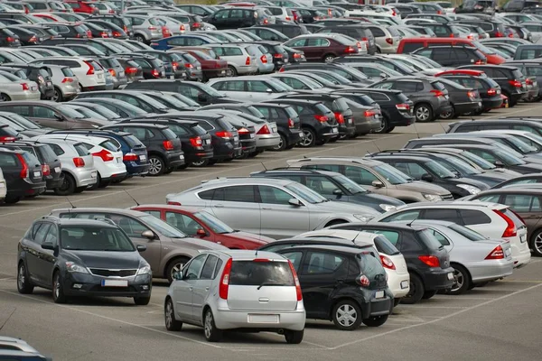 Coches Estacionamiento Lleno Gente —  Fotos de Stock