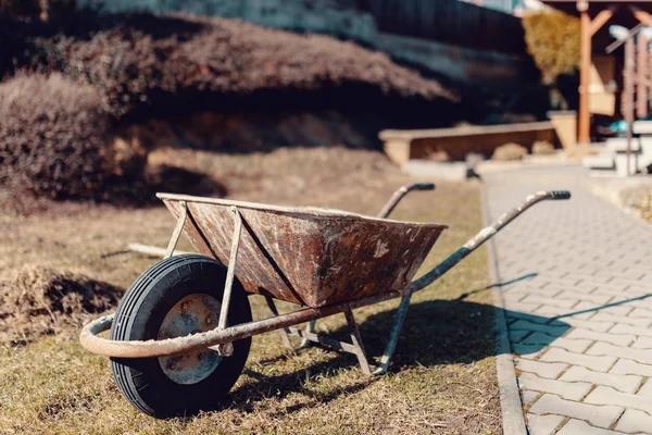 Vazio Velho Rusty Jardim Carrinho Mão Tempo Primavera — Fotografia de Stock