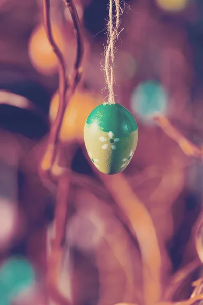 Oeufs Pâques Suspendus Sur Arbre Avec Bokeh Mise Point Douce — Photo