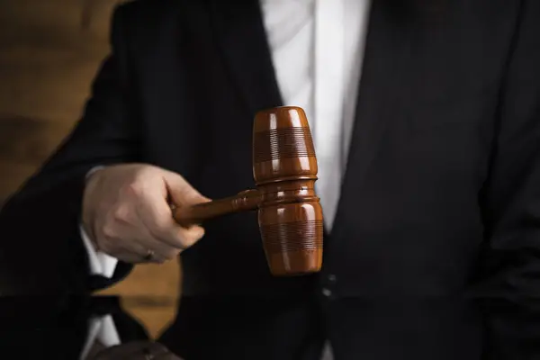 Justitie Recht Concept Mannelijke Rechter Een Rechtszaal Die Hamer Raakt — Stockfoto