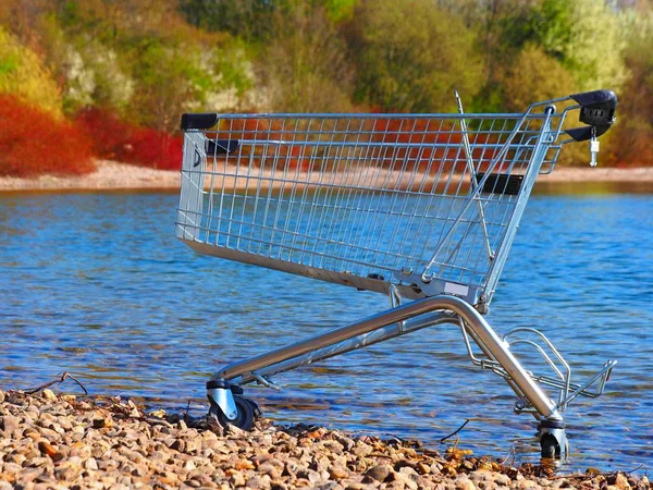 Üres Bevásárlókocsi Strandon — Stock Fotó