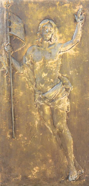 耶稣基督在青铜浮雕中的形象 救世主手里拿着一面旗子 理想的概念和背景 — 图库照片