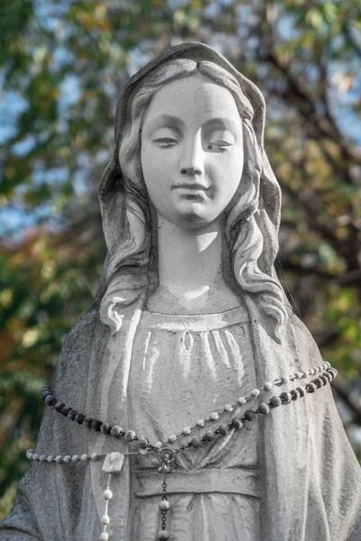 Estatua Virgen María Sobre Fondo Desenfocado Borroso Algunos Árboles Verdes — Foto de Stock
