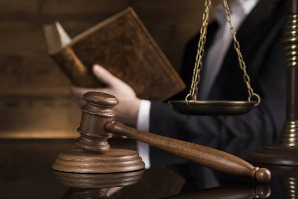 Concepto Justicia Derecho Juez Masculino Tribunal Golpeando Mazo —  Fotos de Stock