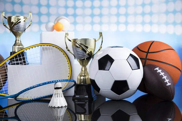 スポーツ賞 機器やボールのための表彰台 — ストック写真