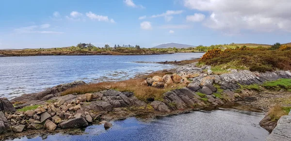 爱尔兰西部科涅马拉的天空路周围的田园诗般的海滨风景 — 图库照片