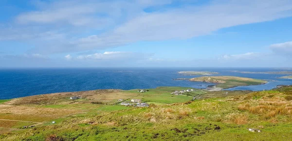 爱尔兰西部科涅马拉的天空路周围的田园诗般的海滨风景 — 图库照片