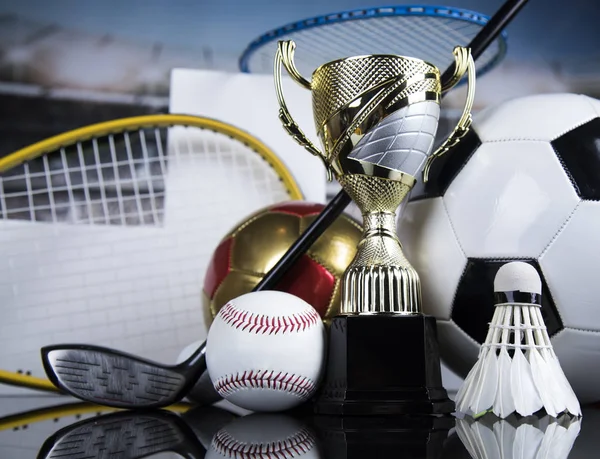 スポーツ賞 機器やボールのための表彰台 — ストック写真