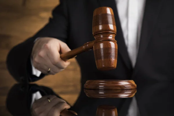 Adalet Hukuk Kavramı Mahkeme Salonunda Erkek Yargıç Tokmağı Vurdu — Stok fotoğraf