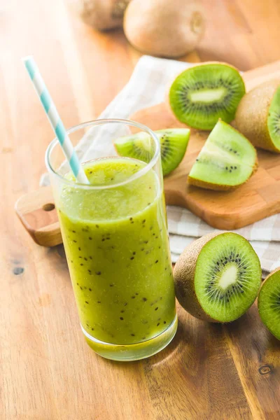 Glas Kiwi Smoothie Saft Und Kiwi Früchte — Stockfoto