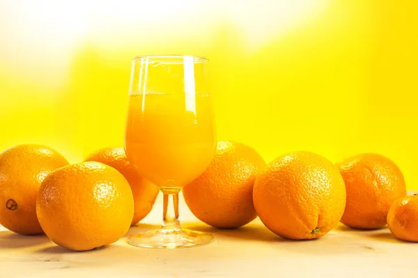 Verre Jus Orange Frais Avec Des Fruits Frais Sur Table — Photo