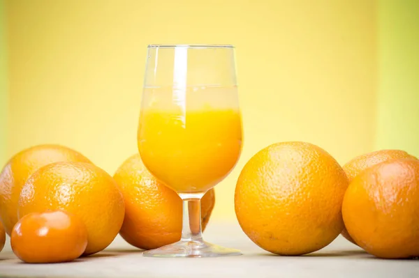 Склянка Свіжого Апельсинового Соку Свіжими Фруктами Дерев Яному Столі Здорової — стокове фото