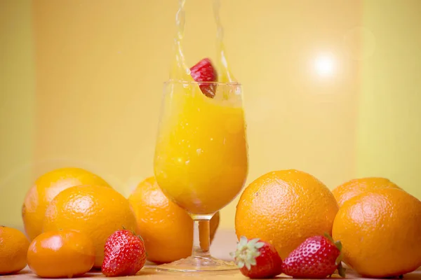 木桌上的新鲜橙汁和新鲜水果的健康概念 — 图库照片