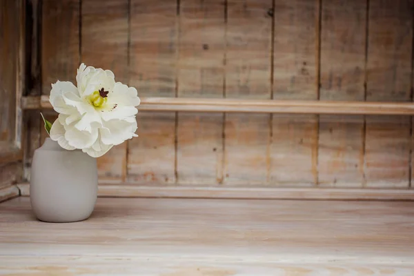 Soft Home Dekor Vase Mit Weißen Kleinen Blume Auf Einem — Stockfoto