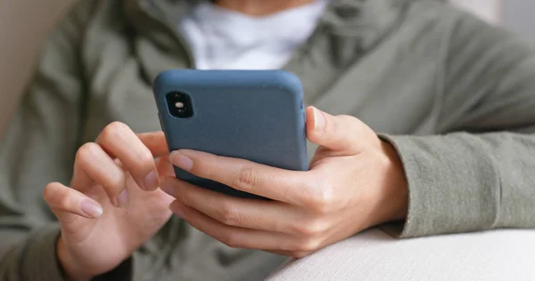 Detailní Záběr Ženy Dotek Chytrý Telefon — Stock fotografie