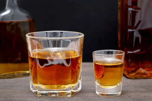 Tasse Verre Bouteille Whisky Sur Une Vieille Table Bois — Photo