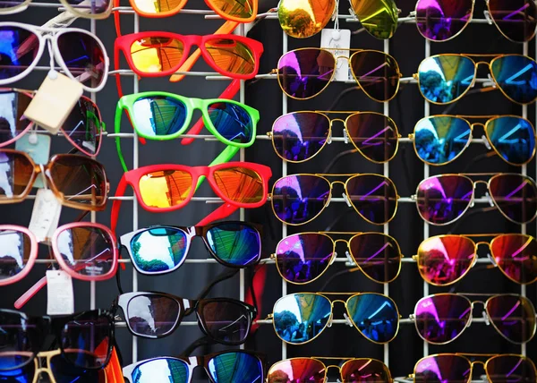 Mnoho Barevných Slunečních Brýlí Výloze Obchodu — Stock fotografie