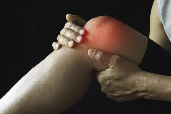 雄的紧紧抓住坏的膝盖 膝盖的疼痛 健康和痛苦的概念 — 图库照片
