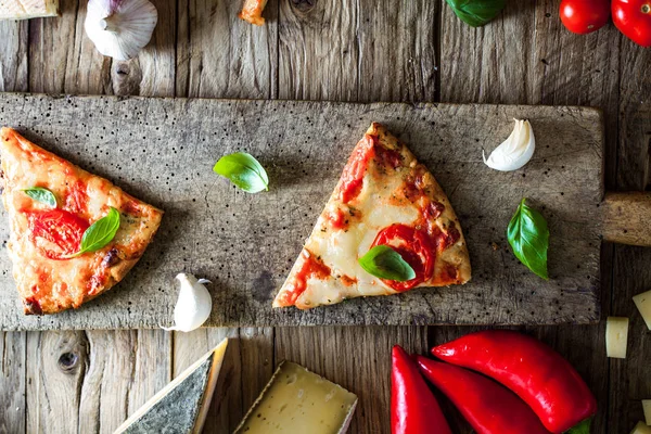 Fatia Pizza Madeira Com Ingredientes Pizza Com Queijo Tomate Manjericão — Fotografia de Stock