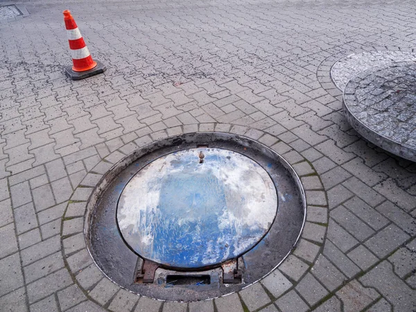 Tampa Bueiro Duplo Pesado Uma Rua Pavimentada Com Pedras Pavimentação — Fotografia de Stock