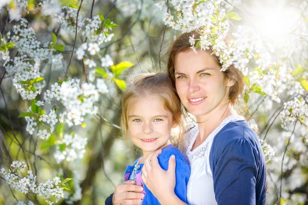 Madre Hija Parque Flores Cerezo Primavera —  Fotos de Stock