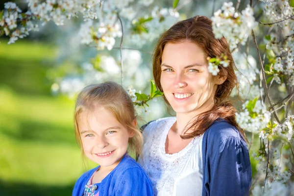 Мати Дочка Весняному Квітковому Парку — стокове фото
