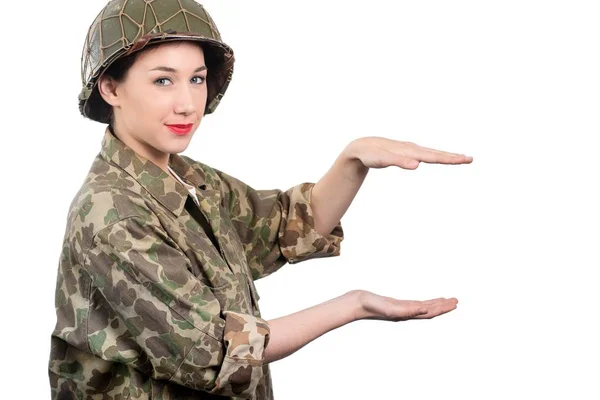 Ung Kvinna Klädd Amerikanska Ww2 Militära Uniform Med Hjälm Visar — Stockfoto