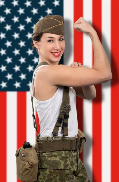 Eine Junge Frau Ww2 Militäruniform Zeigt Ihren Bizeps Amerikanische Flagge — Stockfoto