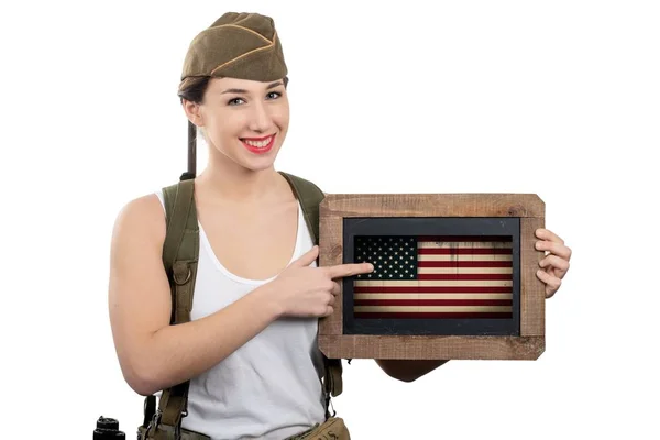 Bastante Joven Mujer Ww2 Uniforme Nosotros Mostrando Una Bandera Americana — Foto de Stock
