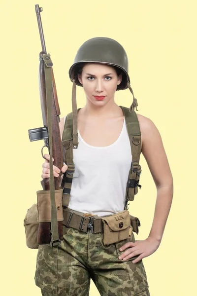 Una Hermosa Joven Vestida Con Uniforme Militar Wwii Con Casco —  Fotos de Stock