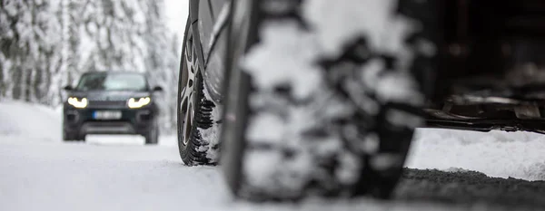 Ormanların Ortasında Karlı Bir Kış Yolundaki Araba Dört Teker Çekiş — Stok fotoğraf