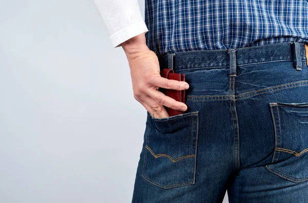 Man Een Blauw Geruite Shirt Spijkerbroek Zet Een Lederen Portemonnee — Stockfoto