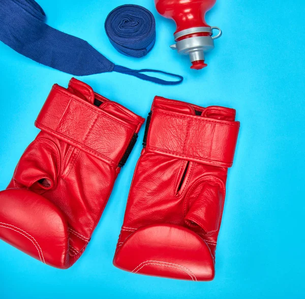 Par Rött Läder Boxningshandskar Och Textil Bandage Blå Bakgrund — Stockfoto