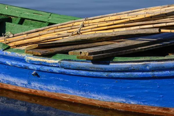 Παλιά Ξύλινα Αλιευτικά Σκάφη Φωτεινά Χρώματα Ξημερώματα Στη Λίμνη Τοπίο — Φωτογραφία Αρχείου