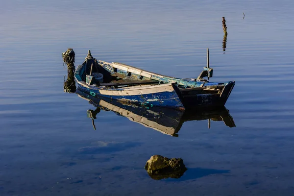 Velhos Barcos Pesca Madeira Com Cores Brilhantes Amanhecer Lago Paisagem — Fotografia de Stock