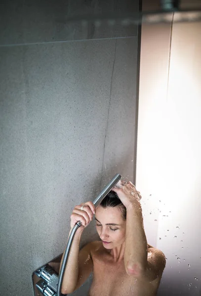 Kvinne Som Tar Lang Varm Dusj Vasker Håret Moderne Designbad – stockfoto