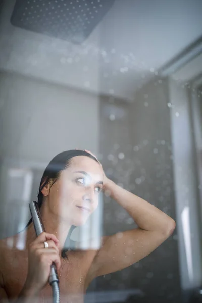 Mujer Tomando Una Larga Ducha Caliente Lavándose Cabello Baño Diseño —  Fotos de Stock