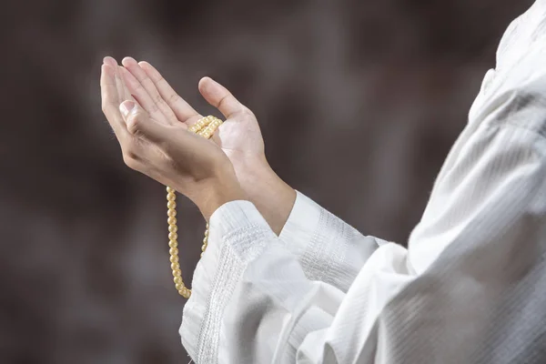 Homem Muçulmano Orando Com Contas Oração Suas Mãos Sobre Fundo — Fotografia de Stock