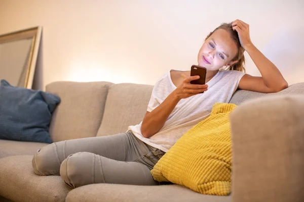 Mulher Bonito Sofá Confortável Seu Apartamento Moderno Usando Seu Telefone — Fotografia de Stock