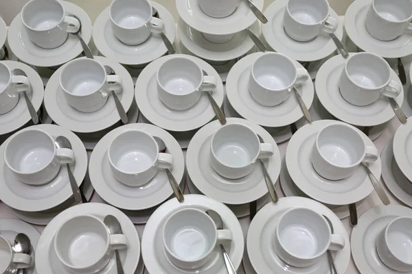 Чистые Белые Керамические Чашки Кофе Ложками — стоковое фото