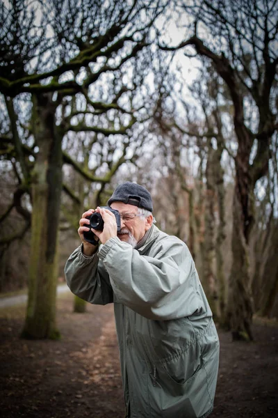 Senior Man Ägna Tid Hans Favorit Hobby Fotografi Bilder Utomhus — Stockfoto
