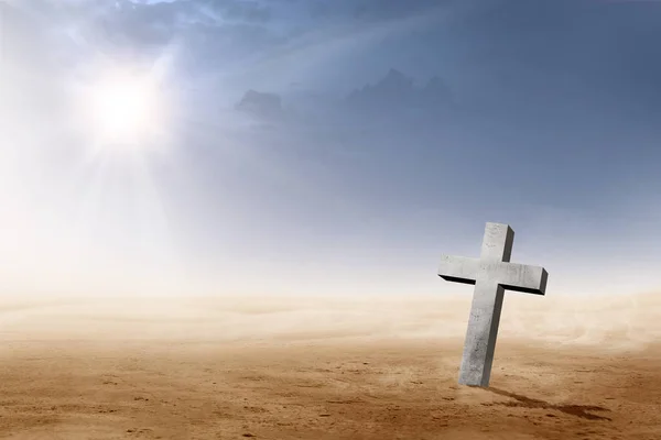 基督徒十字架在沙漠与太阳光芒在黑暗的天空背景 — 图库照片