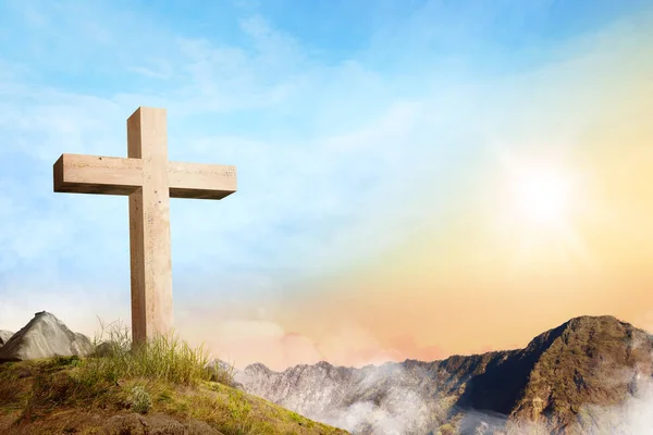 Христианский Крест Горе Облаками Туман Фоне Восхода Солнца — стоковое фото