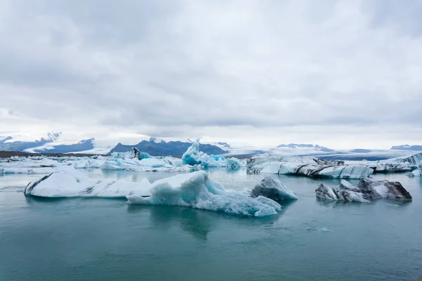 Παγωμένη Λίμνη Jokulsarlon Ισλανδία Παγόβουνα Επιπλέουν Στο Νερό Ισλανδικό Τοπίο — Φωτογραφία Αρχείου