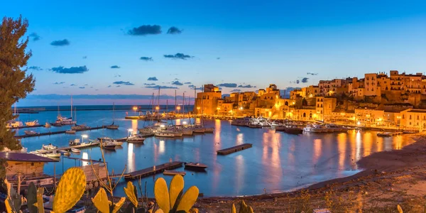 Gyönyörű Panorámával Középkori Erőd Cala Kikötő Kikötő Parti Város Castellammare — Stock Fotó